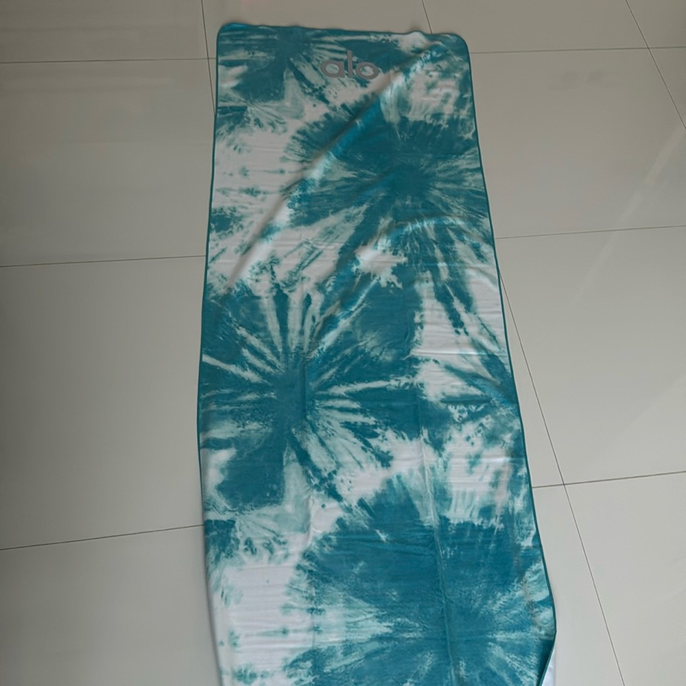 Brand new. Never been used Alo Yoga Towel. Has no slip.
